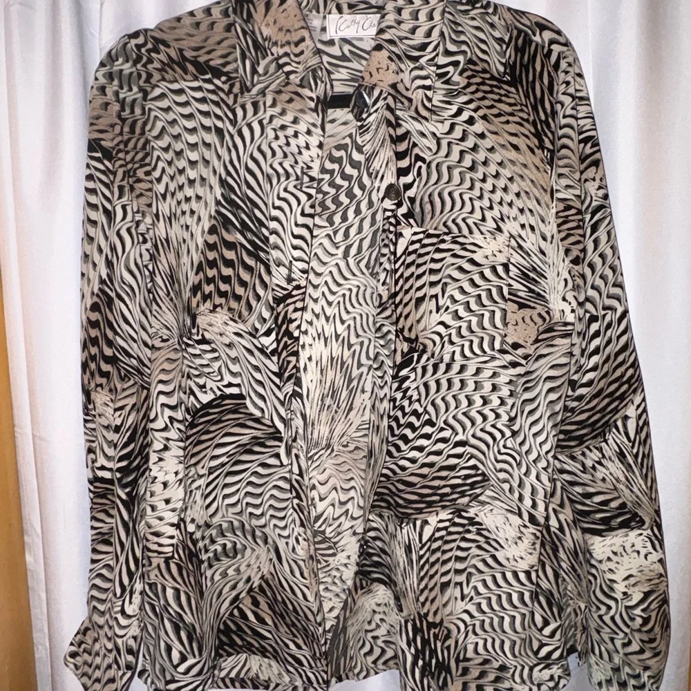Abstract Patterned Blouse - Picture 2 of 4